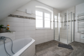 ++Stahl-Immobilien++Neuwertiges Einfamilienhaus mit freiem Blick in die Natur - Badezimmer