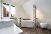++Stahl-Immobilien++Historische Eleganz trifft auf modernen Komfort in Rechlin - Badezimmer
